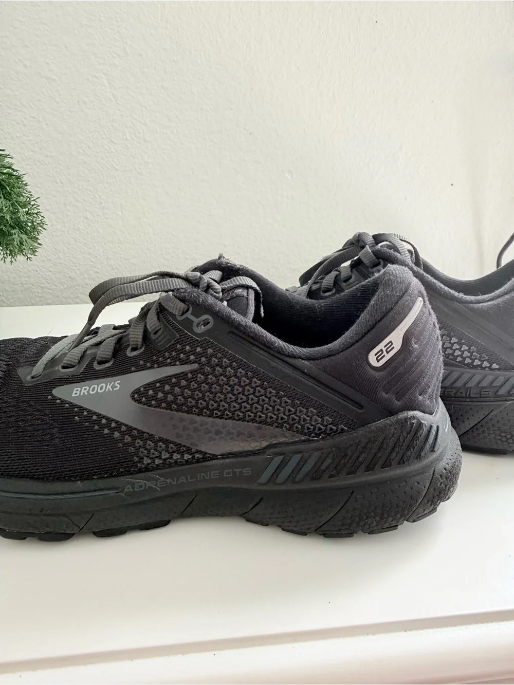 Brooks women size 7.5 Adrenaline GTS 22 Black and Dark Gray Running Shoes